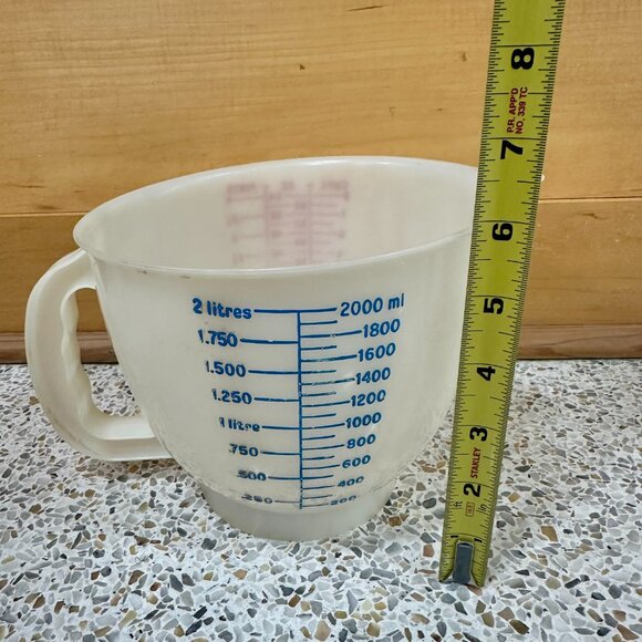 vintage Tupperware measuring cup, also known as a Mix-N-Store Batter Bowl - Picture 4 of 5
